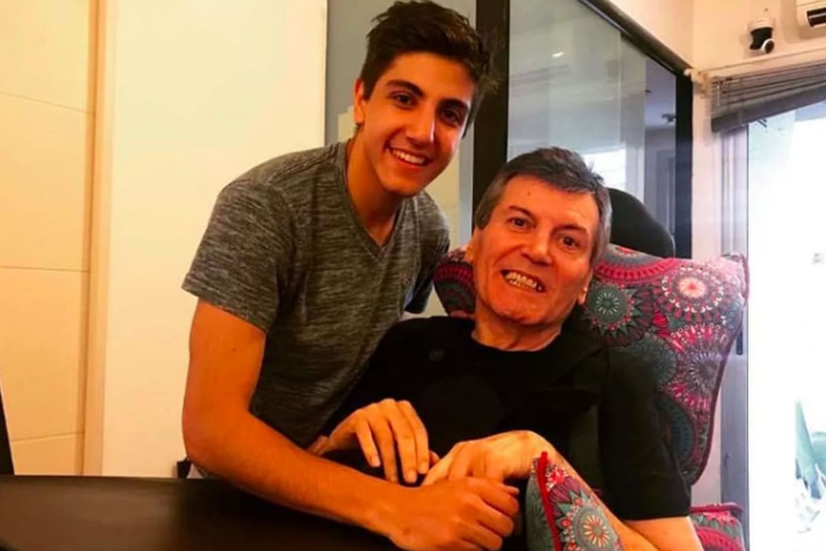 A través de un comunicado, se dio a conocer que Carlos Calvo recibió el alta médica y se encuentra nuevamente en su casa