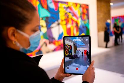 A través de una aplicación, Acute Art, las obras pueden verse con realidad aumentada, como el caso de "Companion (Expanded)" del artista estadounidense KAWS, que desde ayer expone en la galería Serpentine de Londres y en la galería virtual del videojuego Fortnite