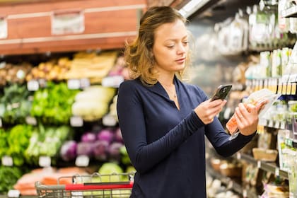 A través de una app, los usuarios verifican precios de un producto y ganan dinero