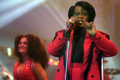 A través de una investigación de tres capítulos, CNN plantea algunas sospechas sobre las causas de la muerte de James Brown y su tercera mujer, Adrienne