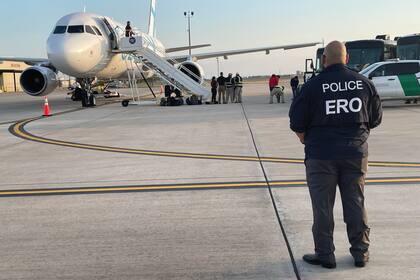 A través de una orden de deportación, una persona no ciudadana es obligada a salir de EE.UU.