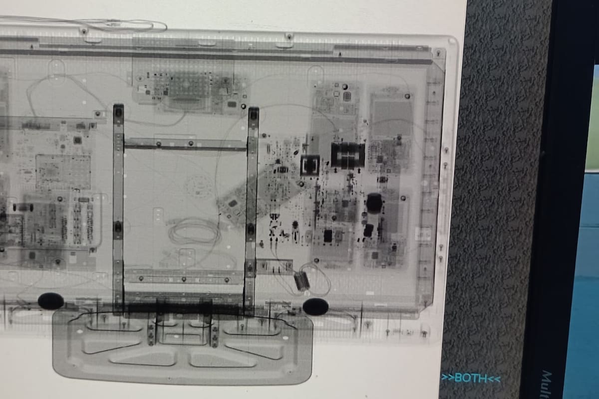 A través de uno de los escáners se pudo detectar los teléfonos ocultos.
