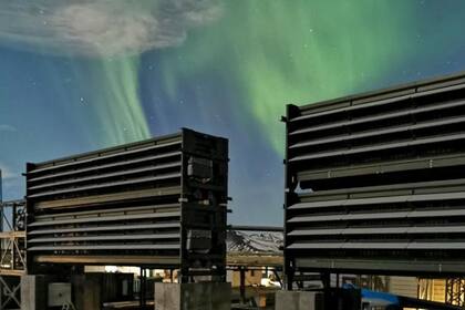 A través de ventiladores gigantes que parecen aires acondicionados, Climework retira 4000 toneladas de CO₂ de la atmósfera al año