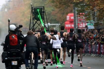 A través del láser, Kipchoge tenía la referencia para mantener el ritmo.