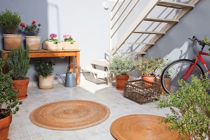 A través del pasillo que lleva a los dos cuartos, se sale a este pequeño patio que, a su vez, tiene una escalera para subir a la terraza en dos niveles donde se encuentra la parrilla y se planea hacer un solárium.
