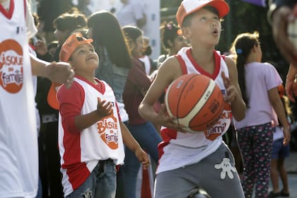 A través del programa The Human Safety Net, La Caja generó una jornada deportiva en la canchita del barrio junto a referentes de la selección, la Liga Nacional de Básquet y reconocidas figuras