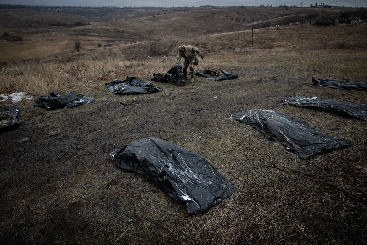 Un especialista recoge los restos de soldados rusos muertos en la región de Kharkiv, Ucrania, el 20 de enero de 2024