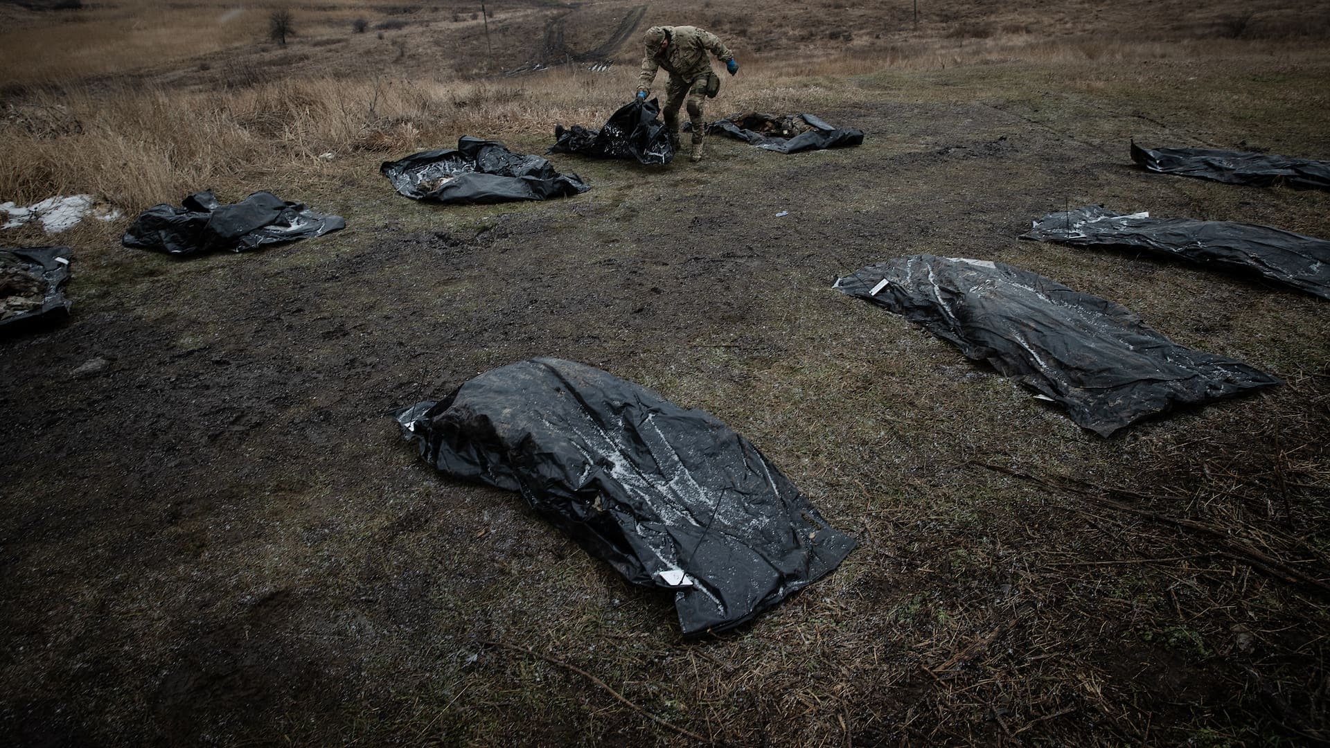 Un especialista recoge los restos de soldados rusos muertos en la región de Kharkiv, Ucrania, el 20 de enero de 2024