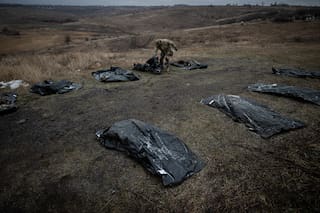 Camaradas o enemigos, un ucraniano les da un último gesto de humanidad a los cadáveres que recupera en la guerra