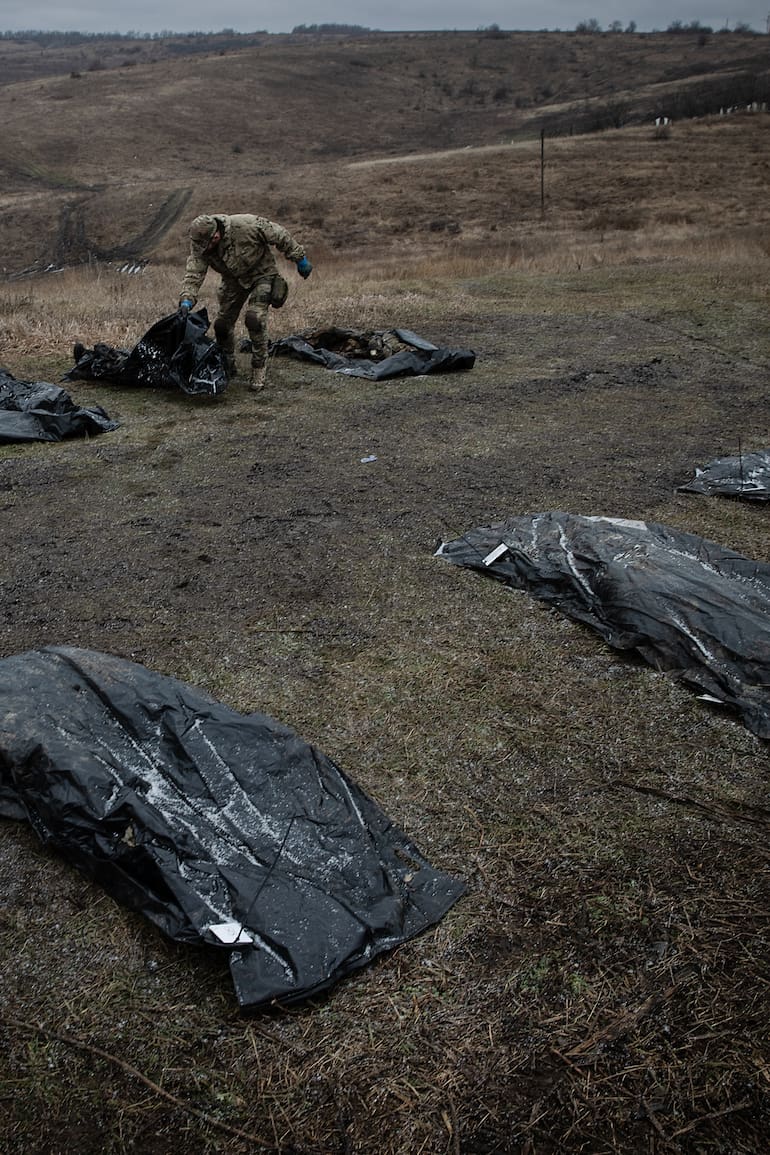 Un especialista recoge los restos de soldados rusos muertos en la región de Kharkiv, Ucrania, el 20 de enero de 2024