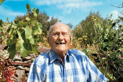 A un hombre le dieron nueve meses de vida y sobrevivió 45 años más por mudarse a una isla de la “zona azul”