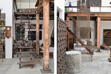 A un lado de la escalera, jaula antigua y una de las piedras que estaban en la base de las columnas del edificio El Arsenal, de Montevideo.