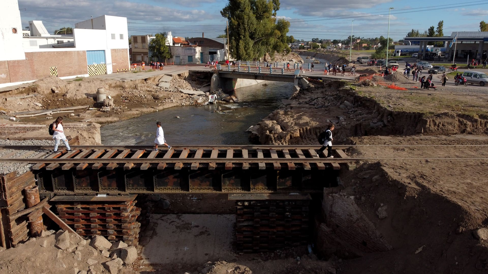 A un mes de la inundación, el puente de la calle Don Bosco que cruza el canal Maldonado permanece cerrado al tránsito; la gente lo cruza a pie, al igual que las vías cercanas