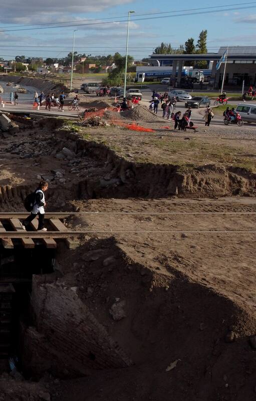 A un mes de la inundación, el puente de la calle Don Bosco que cruza el canal Maldonado permanece cerrado al tránsito; la gente lo cruza a pie, al igual que las vías cercanas