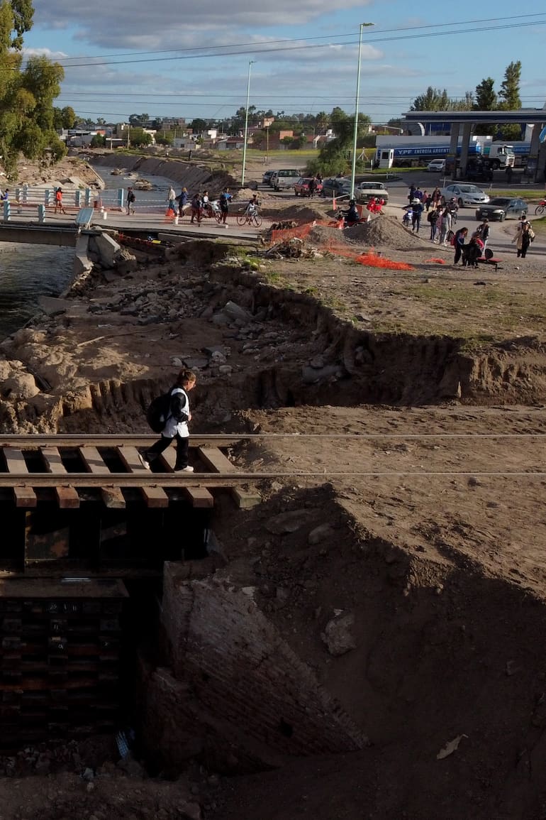 A un mes de la inundación, el puente de la calle Don Bosco que cruza el canal Maldonado permanece cerrado al tránsito; la gente lo cruza a pie, al igual que las vías cercanas