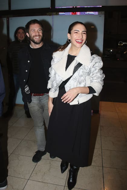 A un mes después de blanquear su relación, Nicolás Riera y Thelma Fardín posaron juntos en la alfombra roja.