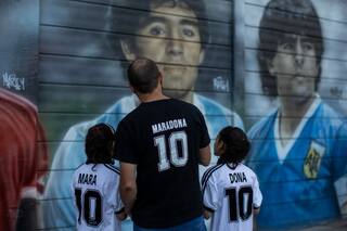 Nació Diego, el hermano de las mellizas Mara y Dona, en el aniversario de la muerte del Diez