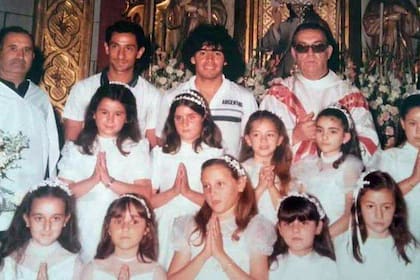 A una semana del comienzo del Mundial España 1982, Maradona fue con Osvaldo Ardiles a misa; ese día, los chicos de la zona tomaban la primera comunión y el crack, que acababa de ser transferido a Barcelona, revolucionó la celebración con su presencia.
