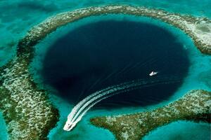 A unos 70 kilómetros de la costa se encuentra una de las grandes maravillas naturales del planeta: se trata del Gran Agujero Azul