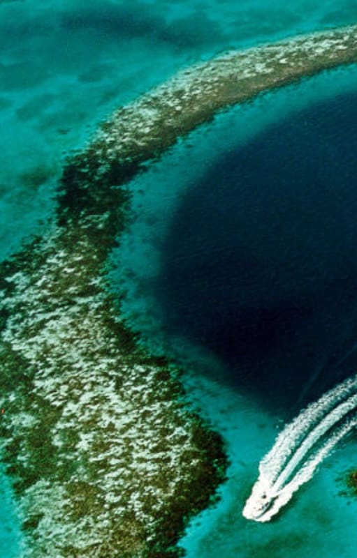 A unos 70 kilómetros de la costa se encuentra una de las grandes maravillas naturales del planeta: se trata del Gran Agujero Azul