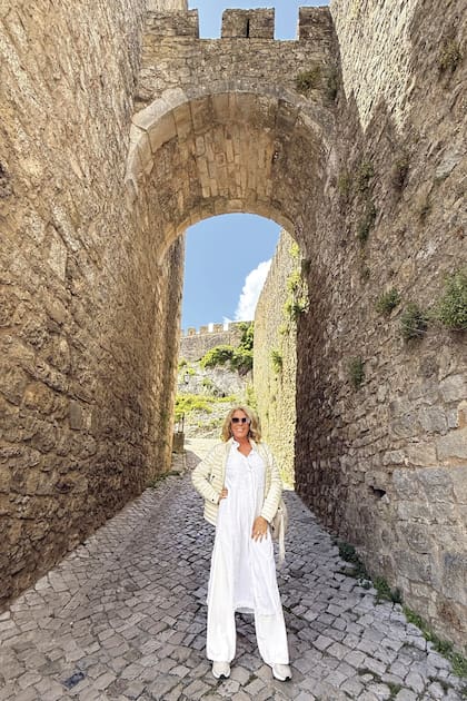 A unos 88 kilómetros al norte de Lisboa, Óbidos es una imperdible villa medieval con un castillo levantado en el siglo XII y una muralla de piedra de 1,5 kilómetros de extensión