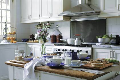 A veces a una antigua cocina se le puede dar una lavada de cara e incorporarle artefactos modernos para lograr un contraste armónico y reducir la inversión de la reforma