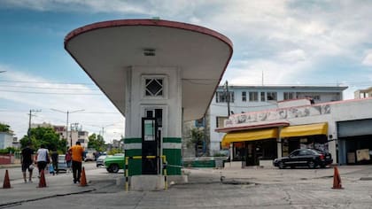 A veces los camiones tanqueros no consiguen suministrar combustible a las gasolineras, que lucen este aspecto vacío