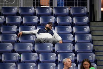 A veces pasa, sobre todo de madrugada: un espectador duerme en su asiento mientras el alemán Alexander Zverev se enfrenta al chileno Alejandro Tabilo