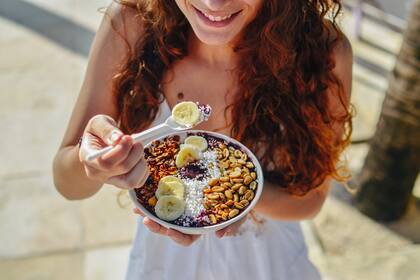 A veces “se prohibieron alimentos reales como frutos secos, grasas saludables, huevos, banana o uva a los que se tildaban de engordantes y a cambio se ofrecían ultra procesados como barras o turrones”, dice la nutricionista Luisina Peláez