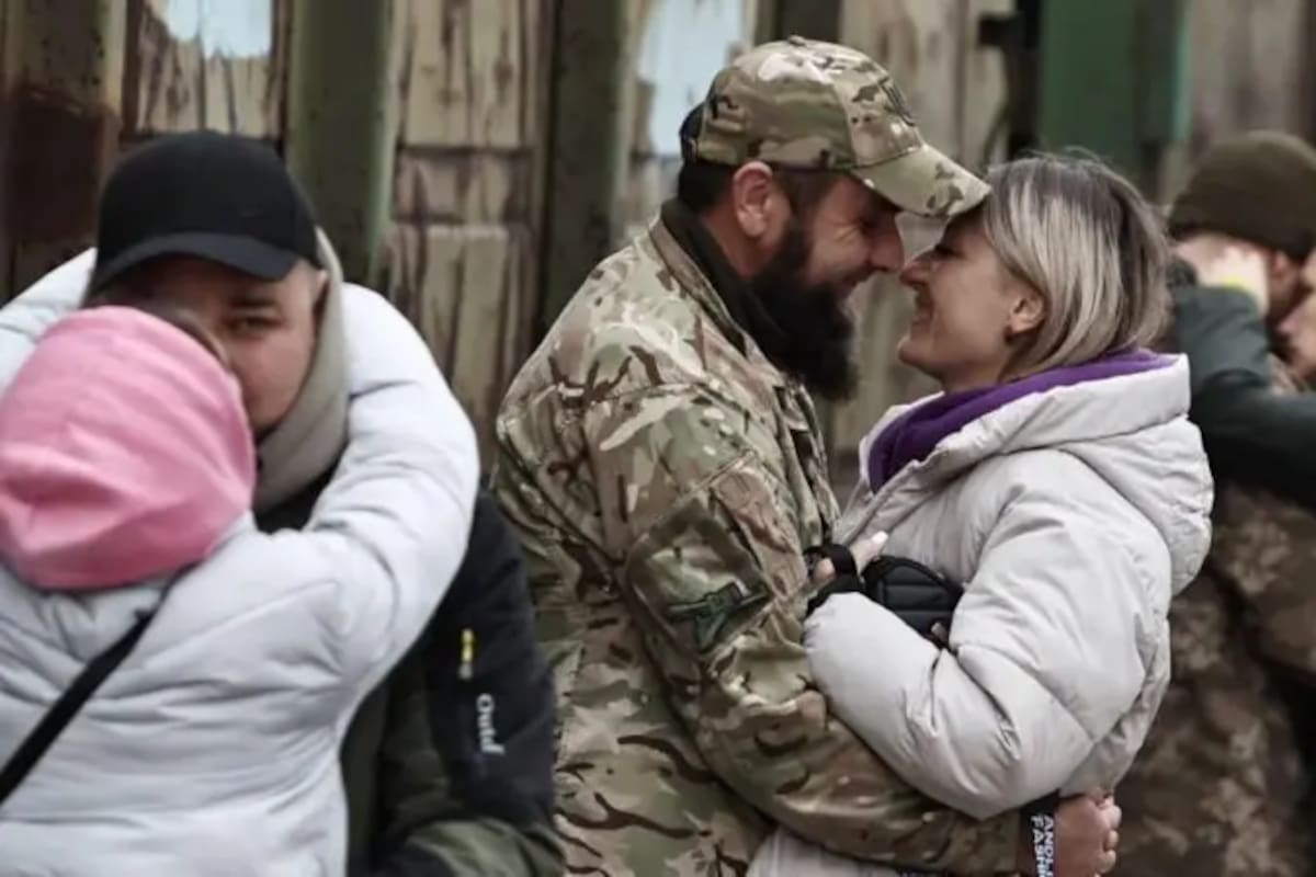 A veces, tras el largo viaje, las mujeres solo pueden pasar unos minutos con sus parejas.