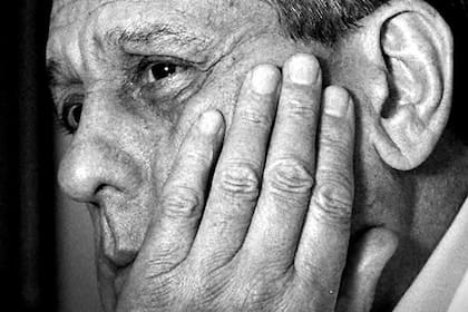 A veinte años de su muerte, el recuerdo a través de sus escritos y de las palabras de sus familiares describen a un hombre con una constante preocupación por la Argentina, y al médico brillante, admirador de San Martín, que analizaba el pasado para tener un diagnóstico sobre los males recurrentes