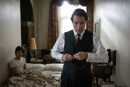 Ben Whishaw y Hugh Grant, en una escena de la miniserie de tres episodios