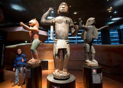 Algunos objetos de Benín en el interior de un museo de París