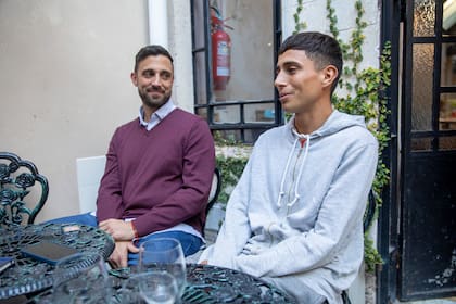 A Walter, el hermano mayor del joven que entró a robar al local, lo emociona la actitud que tuvo Martín, el dueño del bar