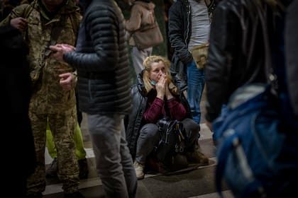 Una mujer espera un tren para salir de Kiev, Ucrania, el jueves 24 de febrero de 2022