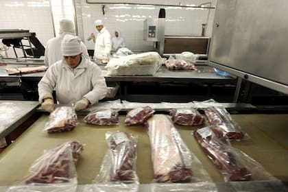 A worker processes meat at the Ecocarne Meat Plant slaughterhouse in San Fernando, Argentina, June 26, 2017. Picture taken June 26, 2017. REUTERS/Marcos Brindicci Exportación de carne