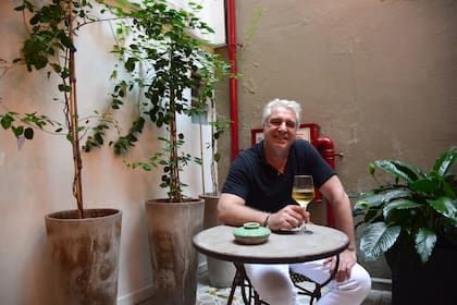 A Yann le gusta recibir a los huéspedes, ofrecer una atención cercana y está en todos los detalles para que se sientan cómodos.