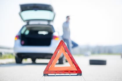 Hay que encender las balizas de emergencia y colocar balizas portátiles