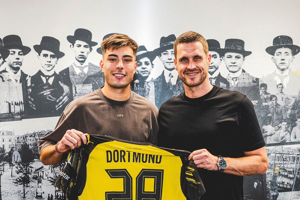 Aaron Anselmino, con la camiseta número 28 de Borussia Dortmund, la que usará en la temporada 2025/26