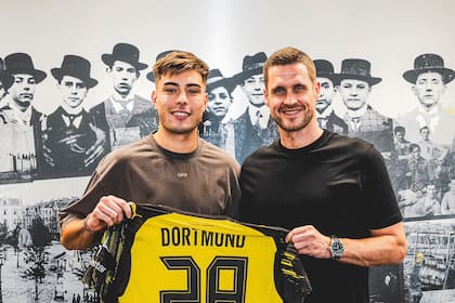 Aaron Anselmino, con la camiseta número 28 de Borussia Dortmund, la que usará en la temporada 2025/26