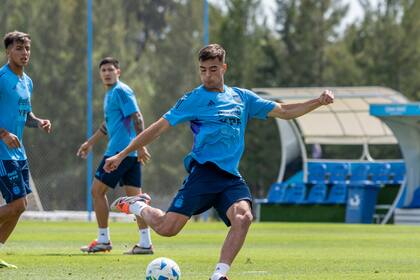 Aaron Anselmino es uno de los convocados por Diego Placente para jugar el Sudamericano Sub 20