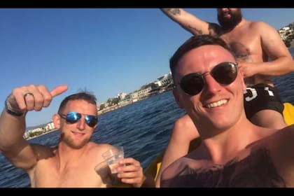 Aaron Callaghan (derecha) Richard Molloy (atrás) y Declan Carson (izquierda)