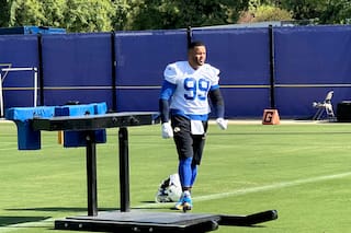 Aaron Donald está satisfecho con su regreso al campo; no dice si jugará en el debut de Rams