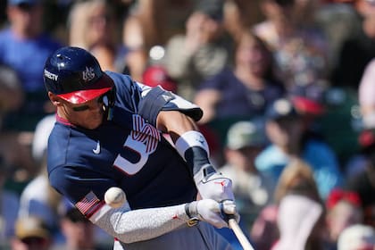 Aaron Judge, de la selección de Estados Unidos, pega un batazo de foul ante los Rockies de Colorado