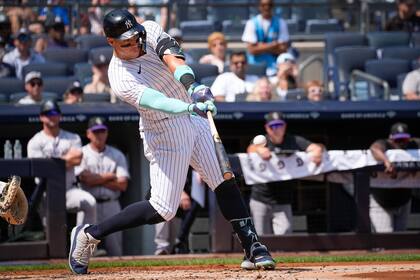 Aaron Judge, de los Yankees de Nueva York, batea jonrón durante la primera entrada del juego de béisbol en contra de los Rockies de Colorado, el domingo 25 de agosto de 2024, en Nueva York. (AP Foto/Bryan Woolston)