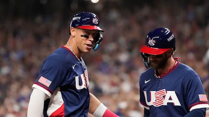 Aaron Judge, izquierda, y Bryce Harper, derecha, de Estados Unidos en el WBC