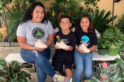 Aaron logró mudarse con su familia de un cobertizo a un departamento, gracias al negocio que de venta de plantas que fundó