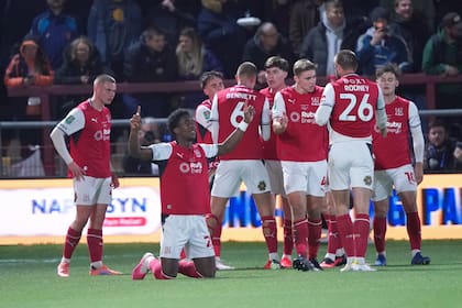 Aaron Loupalo Bi celebra la apertura del marcador para Fleetwood Town