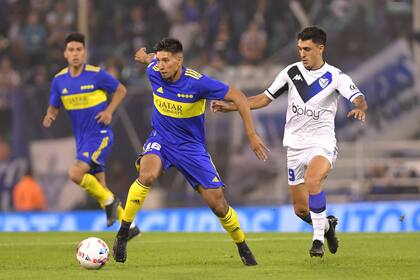 Aaron Molinas con el balón, algo que necesita Boca en Liniers.