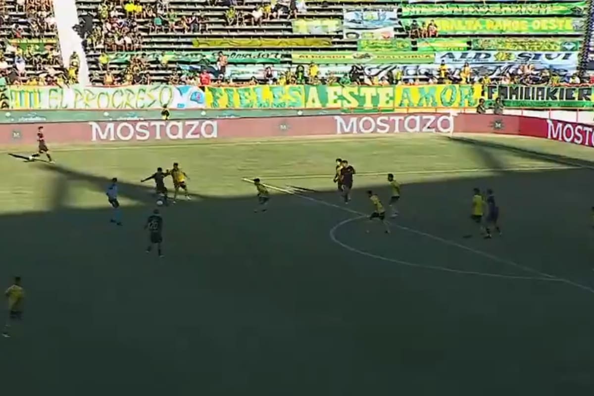 Aaron Molinas saca el derechazo desde 24 metros que se meterá sobre el palo derecho de Carranza: fue el 3-0 de Defensa ante Aldosivi